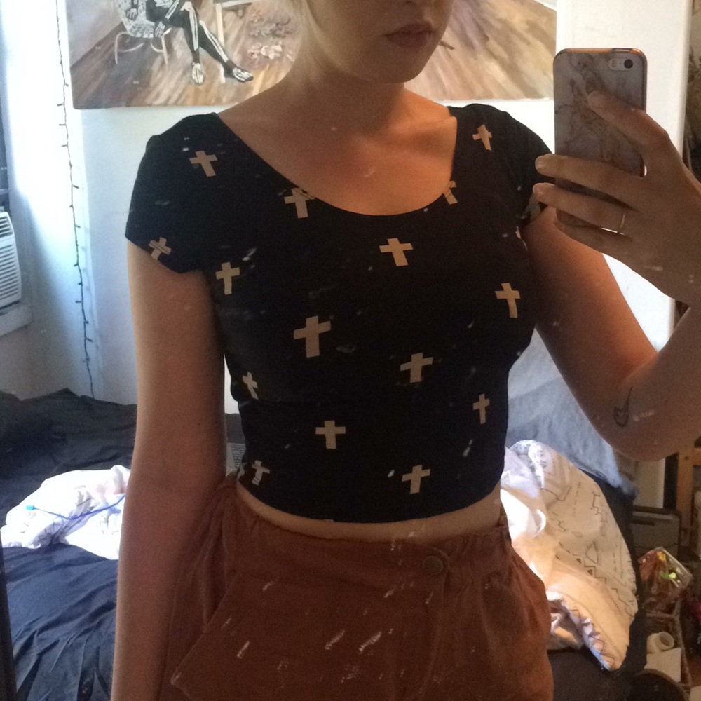 Cross pattern black crop